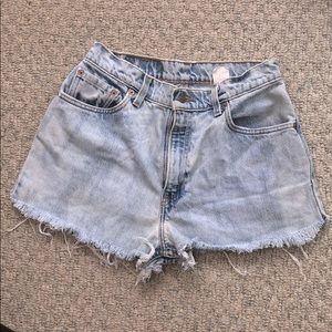 LEVI’S VTG 550 high rise lightwash cutoffs
